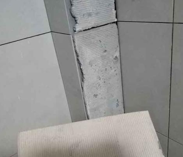 秦皇岛瓷砖空鼓维修公司分享下厨房瓷砖脱落的补救措施。